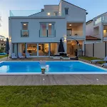 Beautiful Modern فيلة