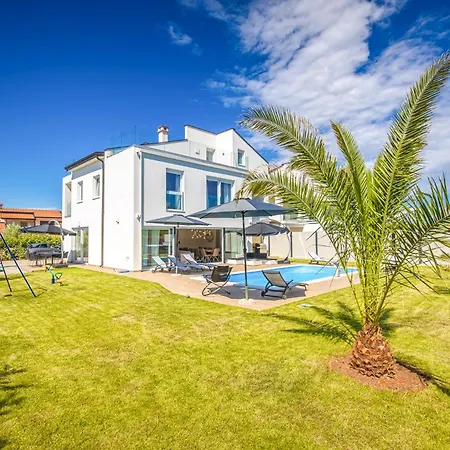 Beautiful Modern Willa *